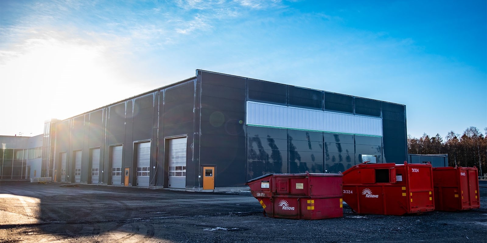 Överblick över Renovas nya lokaler i Bönekulla, utanför den nybyggda byggnaden står orange containrar. 